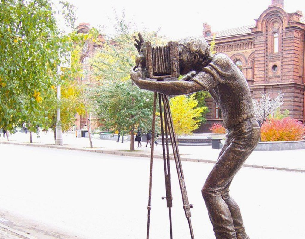 Скульптуры в Красноярске памятник фотографа