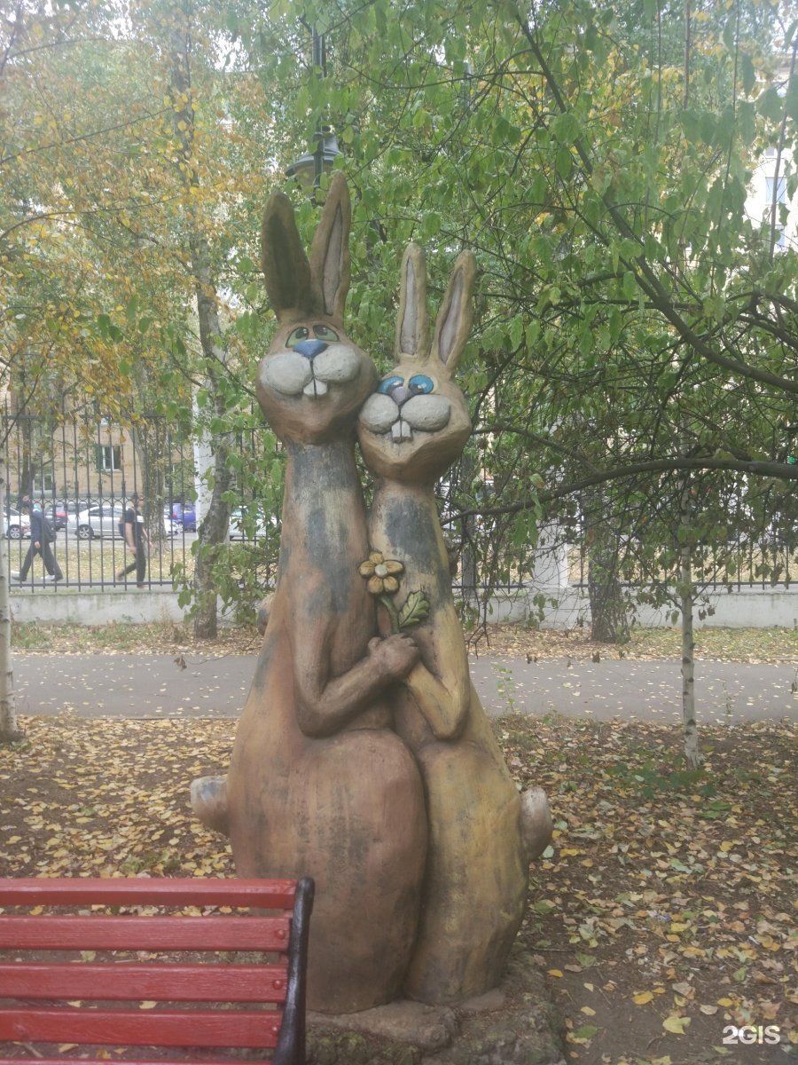 Скульптура влюбленные зайцы