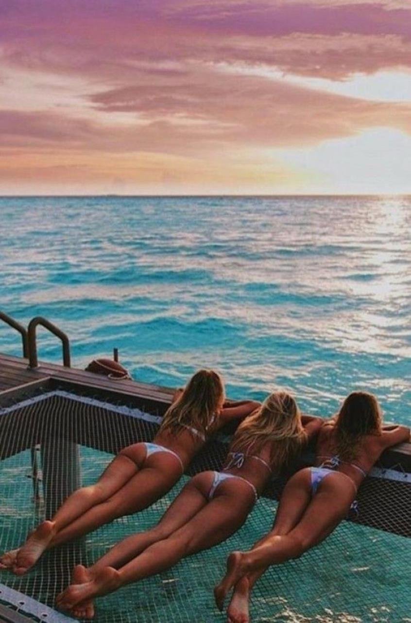Девчонки на море