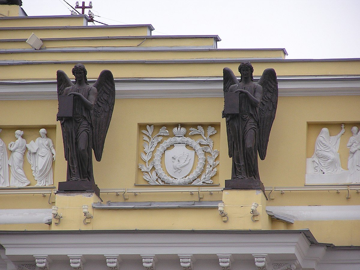 Здание Сената и Синода в Санкт-Петербурге статуя