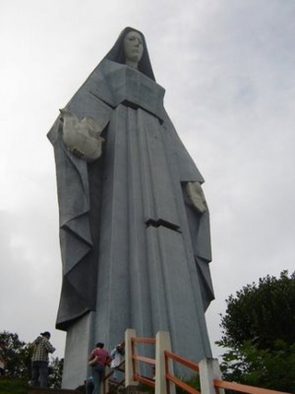 Скульптура большая мать