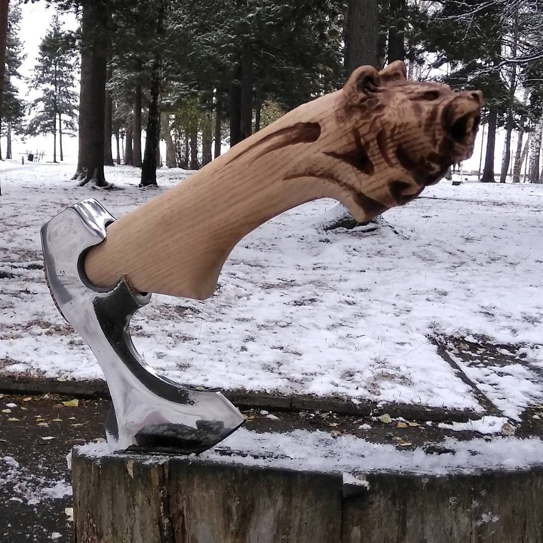 Резной волк из дерева