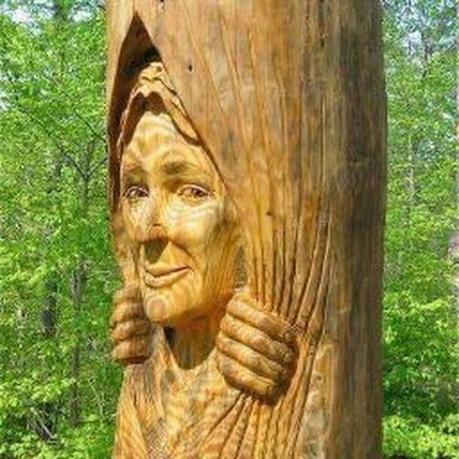 Деревянные фигурки на даче