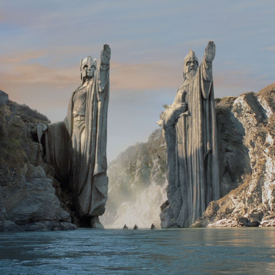 Скульптуры в море из скал