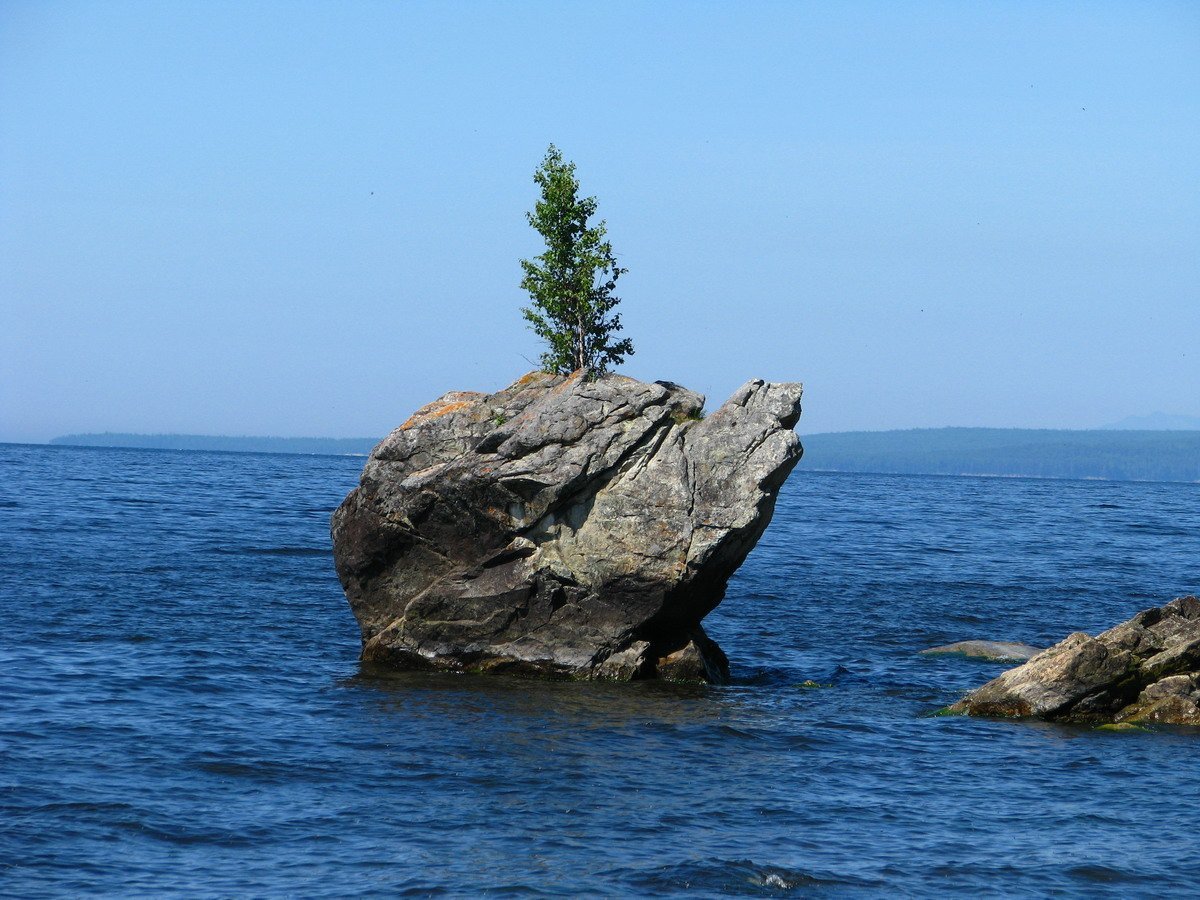 Скала Шаманка на Байкале