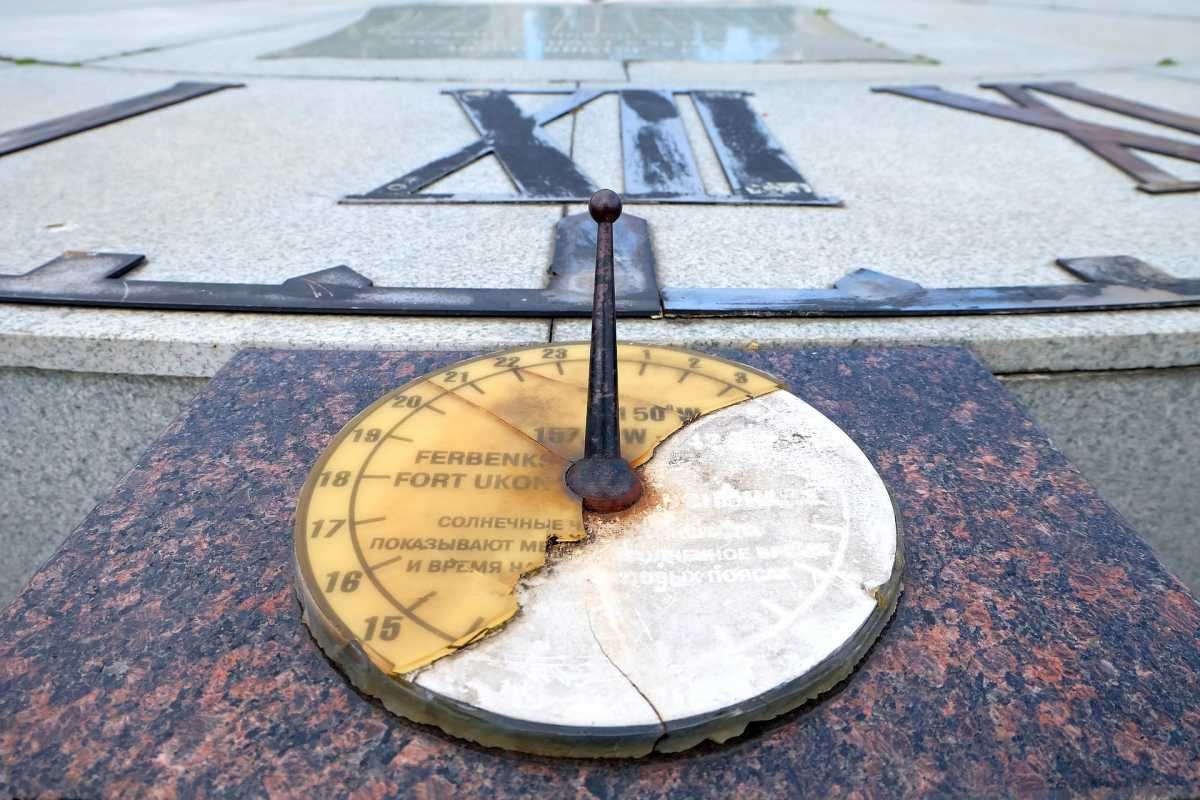 Горизонтальные солнечные часы