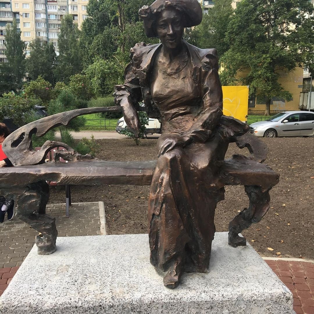 Памятник Фаине Раневской в Санкт-Петербурге
