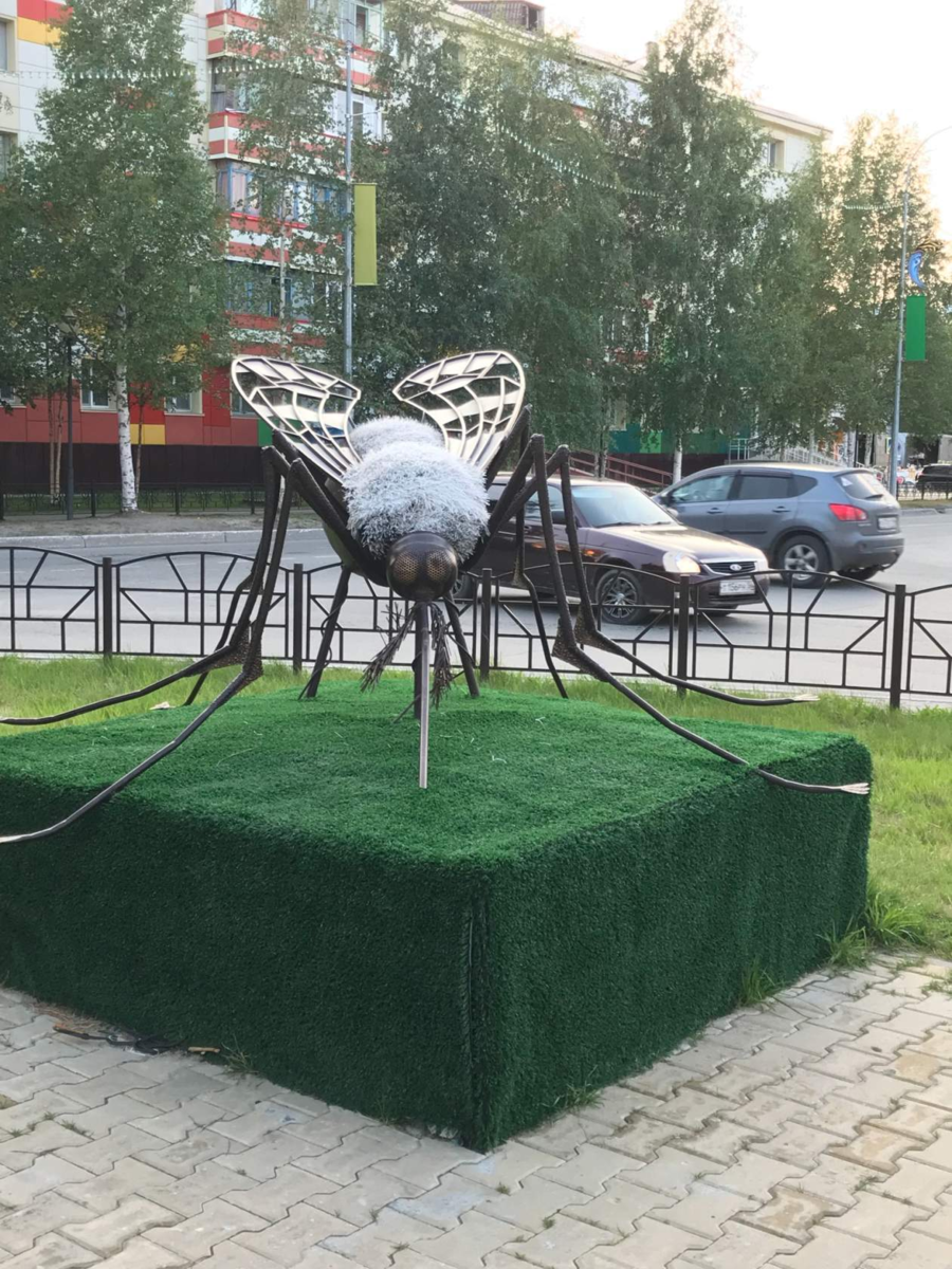 Белоярский памятник комару