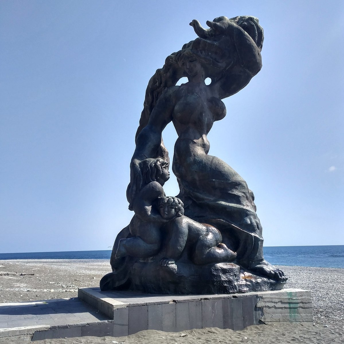Скульптура Медея в Пицунде