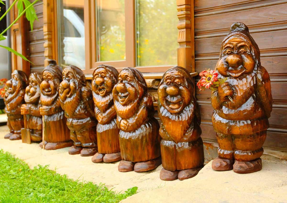 Уличные фигуры из дерева