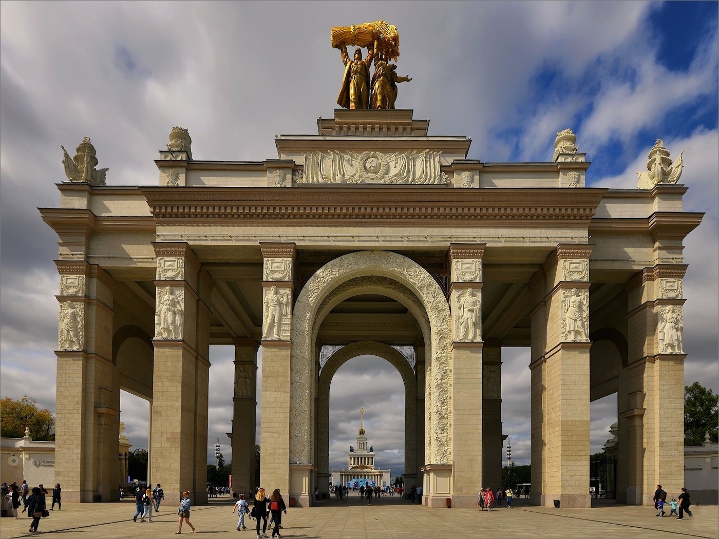 Когда была построена триумфальная арка. Триумфальная арка ВДНХ. Ворота в Москве Триумфальная арка. Триумфальная арка (триумфальные ворота). Арка Бове.