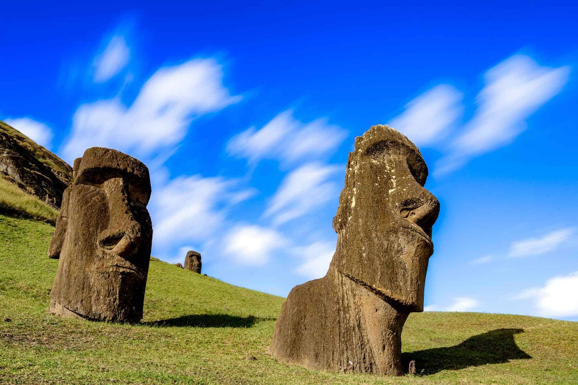 Каменные идолы. Моаи на острове Пасхи. Каменные истуканы острова Пасхи. Остров Пасхи статуи Моаи. Каменные статуи Моаи остров Пасхи Чили.