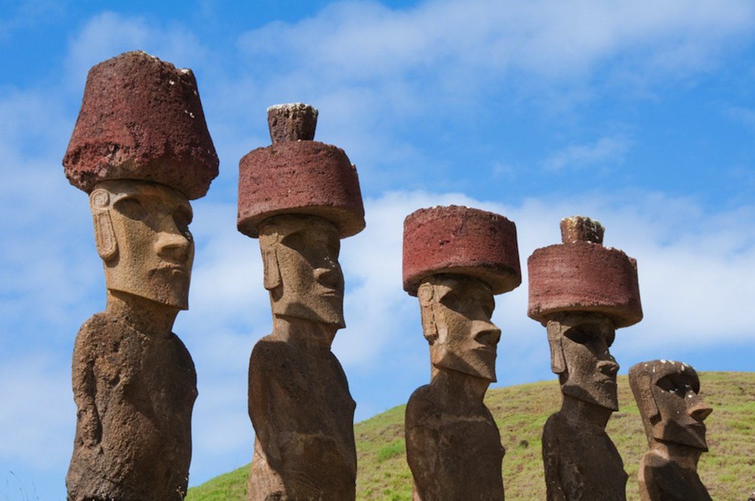 Каменные идолы. Остров Пасхи статуи Моаи. Моаи на острове Пасхи. Каменные статуи Моаи остров Пасхи Чили. Скульптуры Моаи на острове Пасхи.