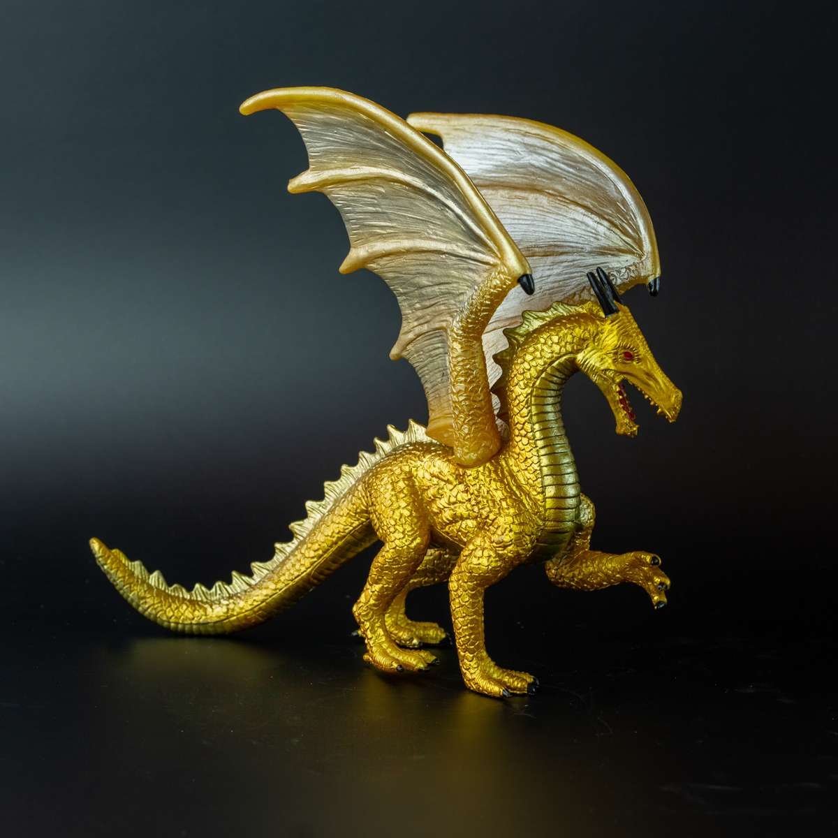 Золотой дракон купить. Mojo фигурка Fantasy & Figurines золотистый дракон 387256p. Фигурка "золотой дракон". Голден дракон золотой дракон. Золотой дракон статуэтка.