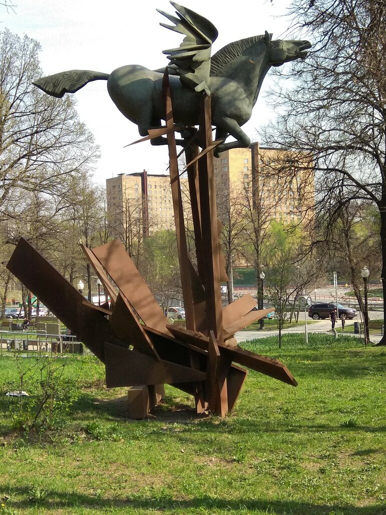 Памятник пронзенный Пегас в Москве