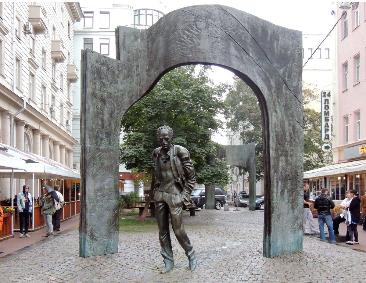 Памятник Окуджаве на Арбате