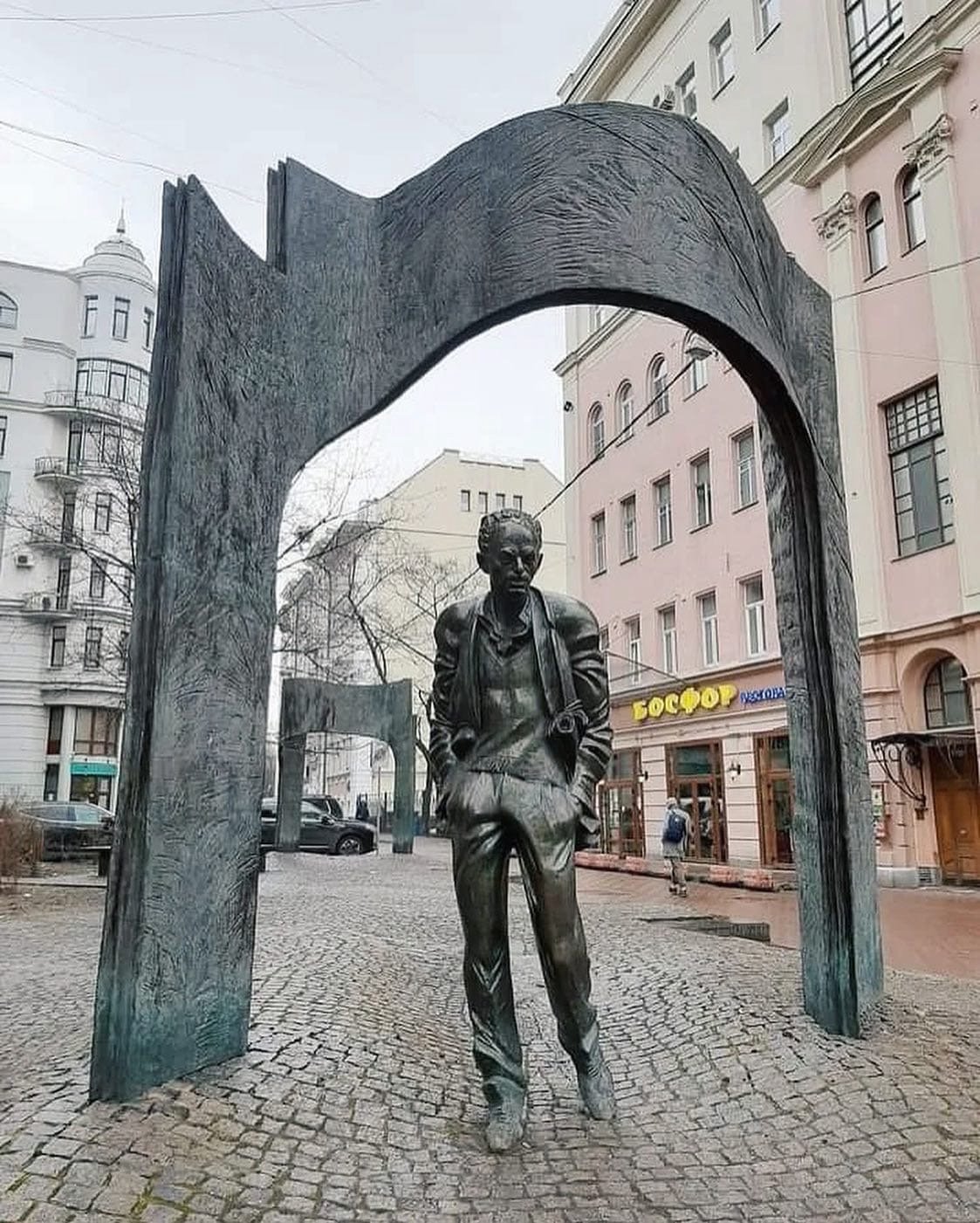 Булат Окуджава памятник