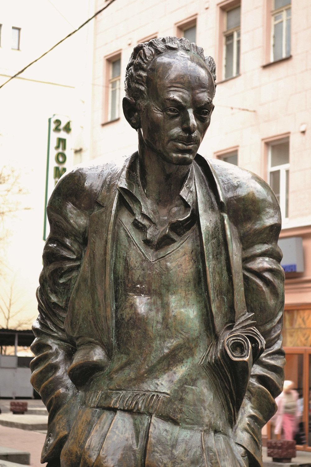 Памятник Булату Окуджаве на Арбате