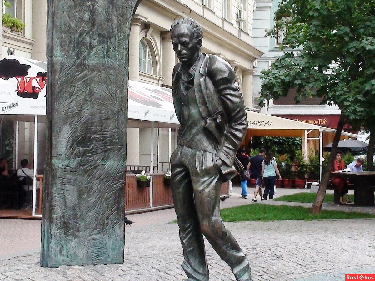 Арбат 43 памятник Окуджаве