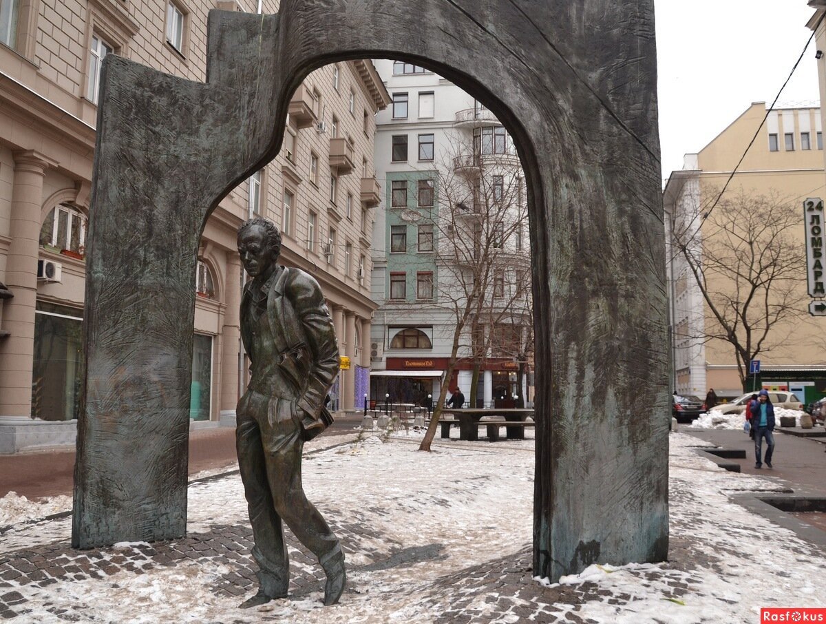 Памятник Булату Окуджаве на Арбате