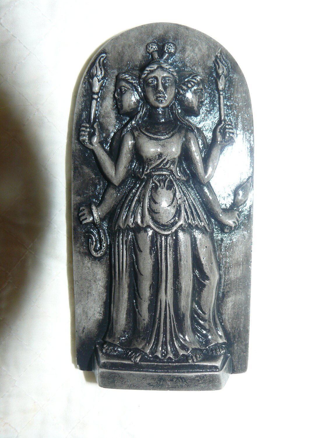 Черная богиня камень