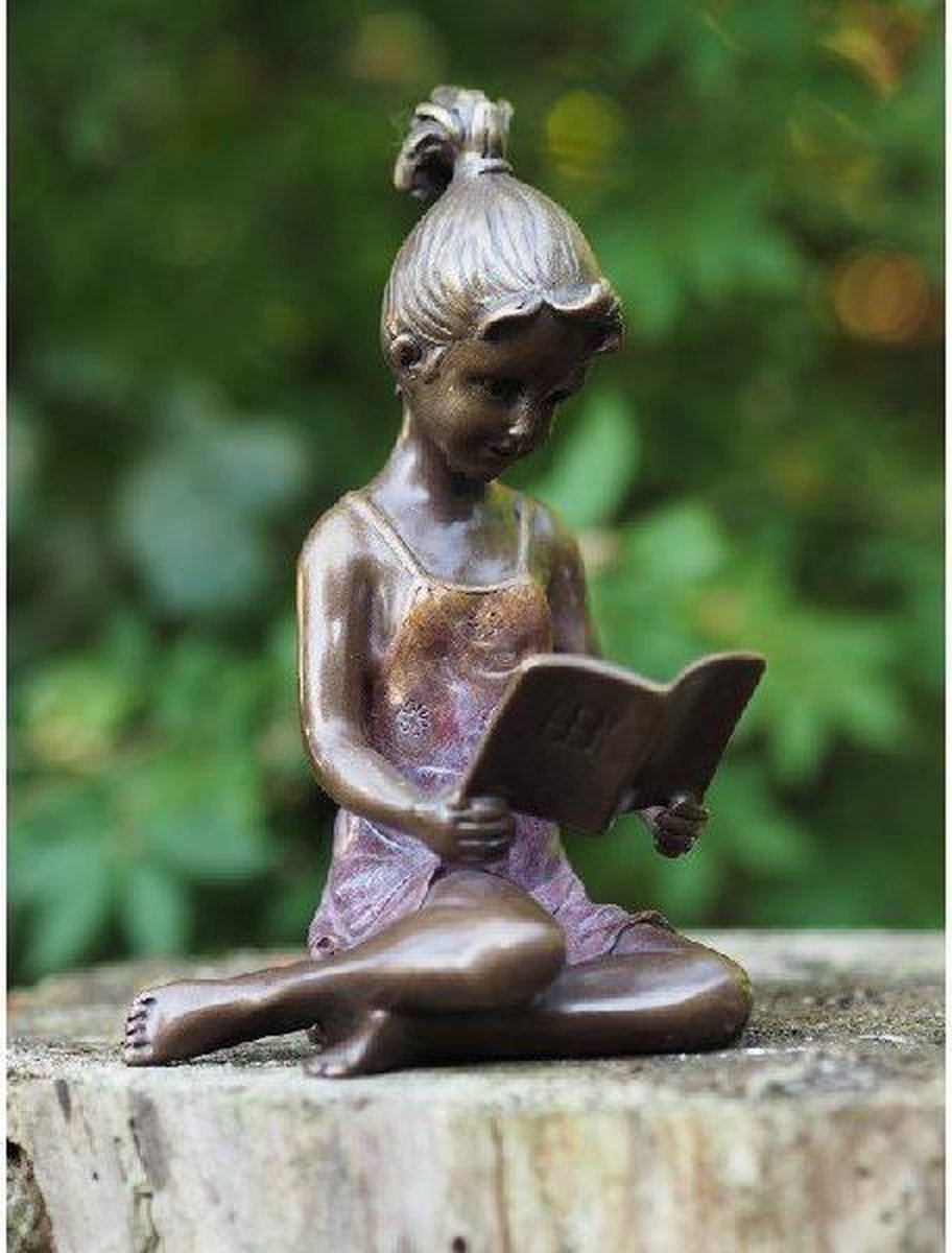 Скульптура девочка с книжкой