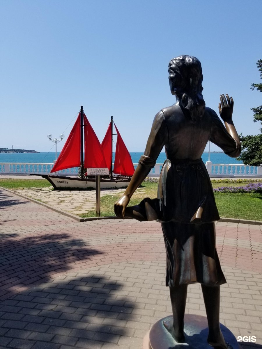 Скульптура Ассоль и Алые паруса в Геленджике