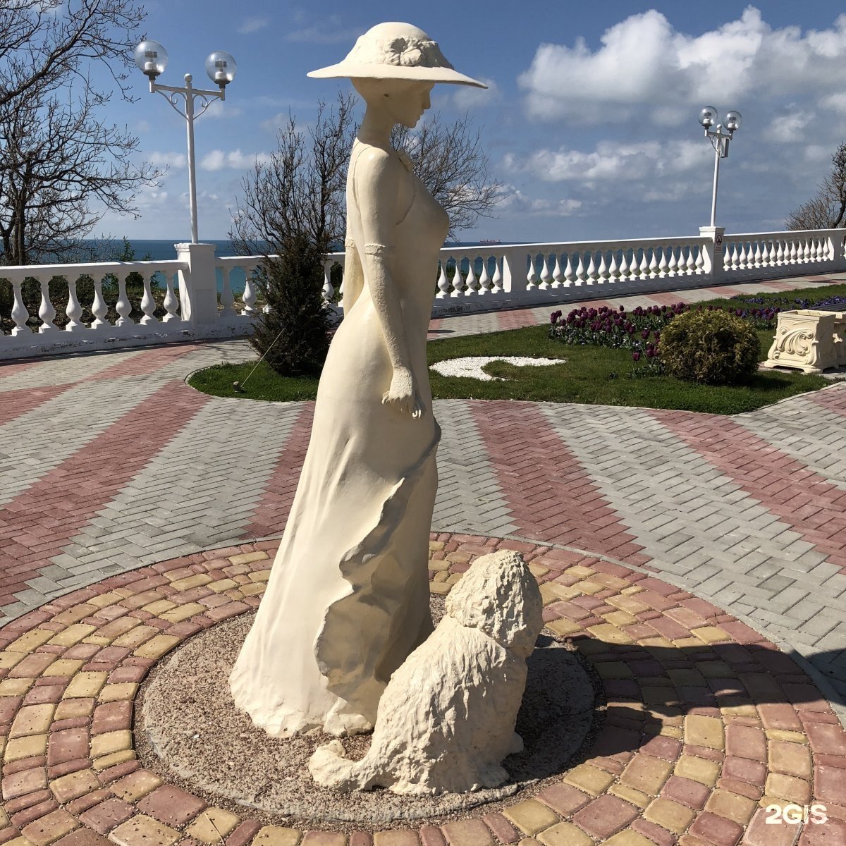 Памятник дама с собачкой в Хабаровске