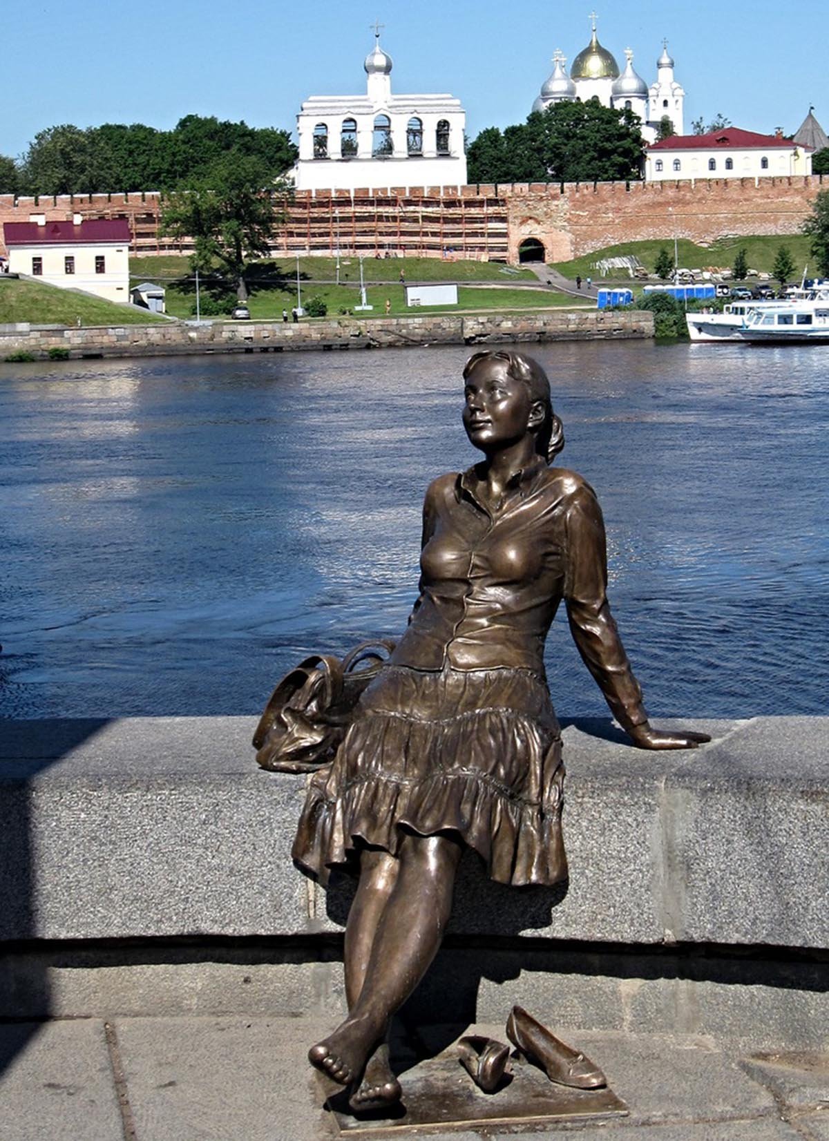 Великий Новгород памятник туристке