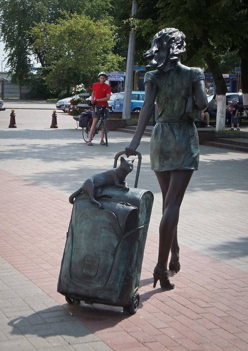 Скульптура пассажирка в Молодечно