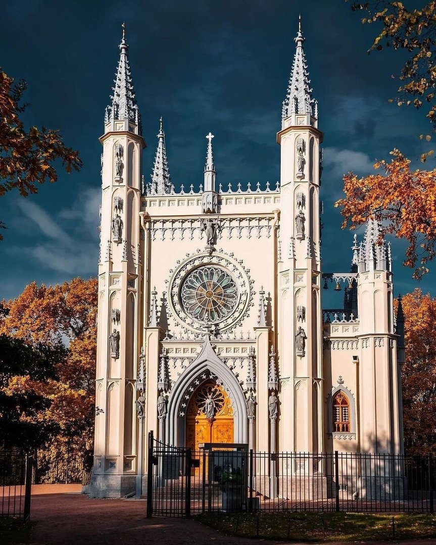 Готическая капелла в парке Александрия в Петергофе