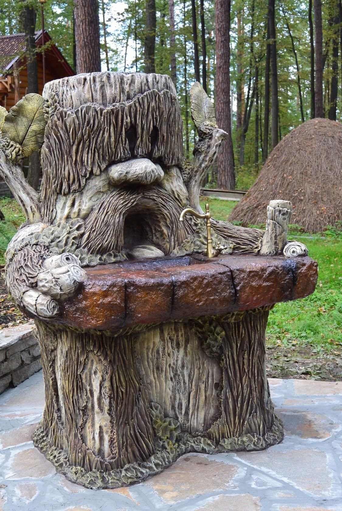 Скульптура пень из бетона