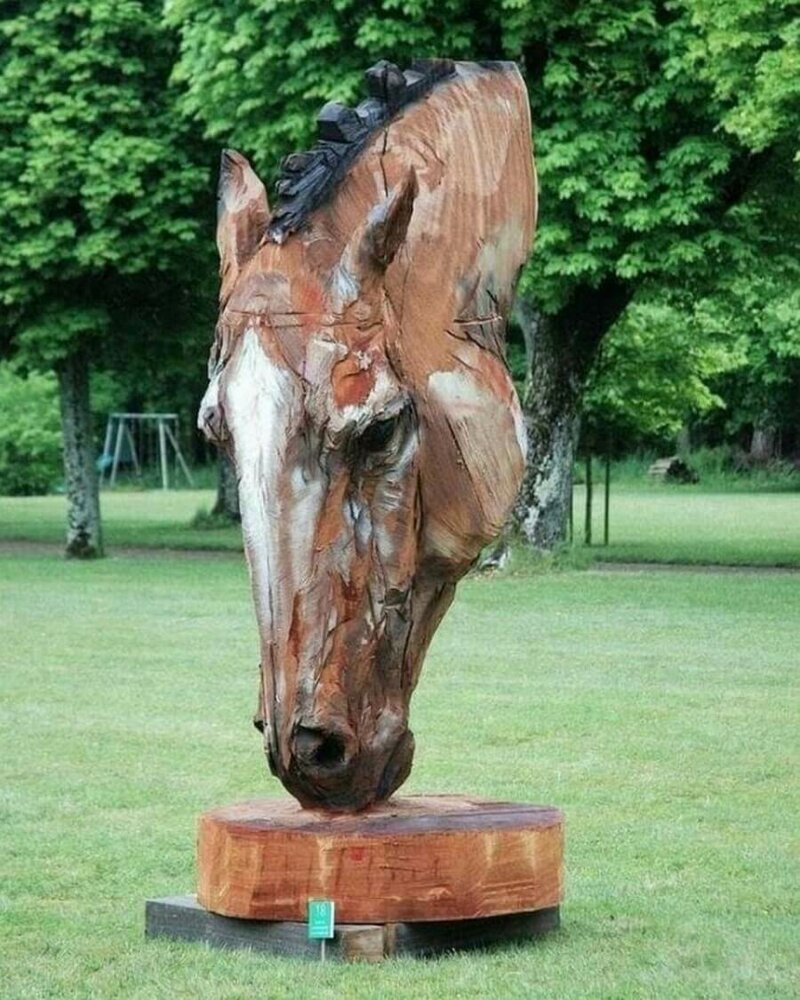 Скульптуры коней из дерева