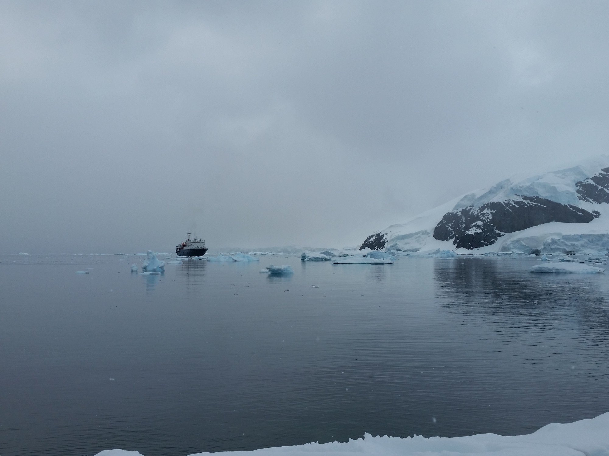 Высота карского моря над уровнем моря. Остров Зыкова Антарктида. Китовая бухта Антарктида. Остров Хасуэлл Антарктида. Карское море ледники.