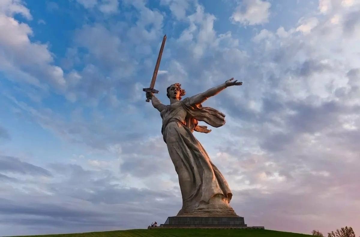 Монумент Родина мать зовёт на Мамаевом Кургане