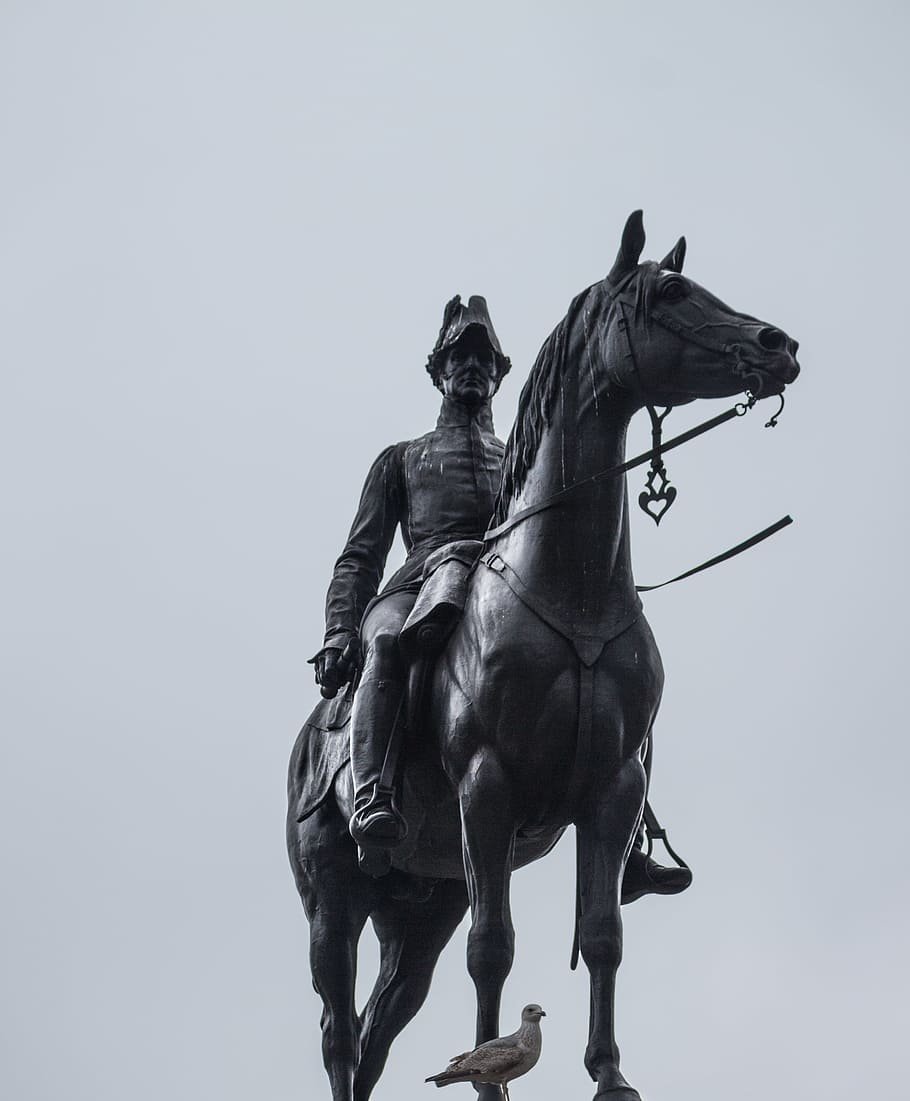Памятник с лошадью и всадником