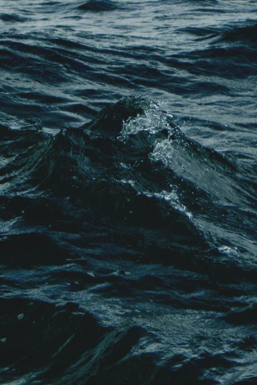 Темно синее море