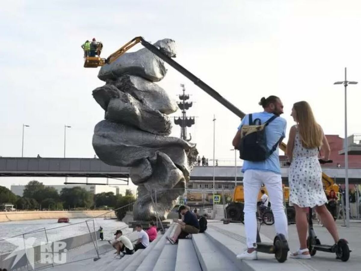 Урс Фишер памятник в Москве