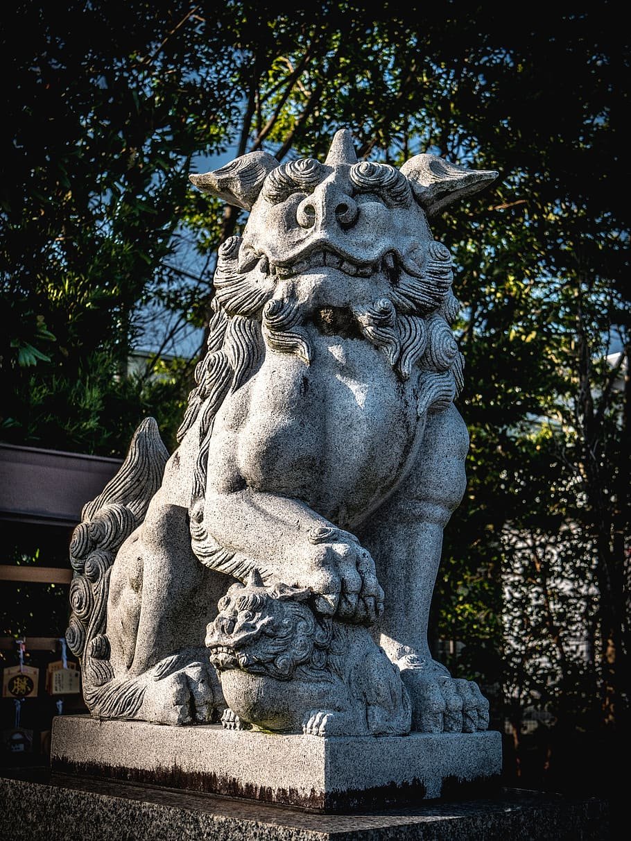 Каменная собака памятник