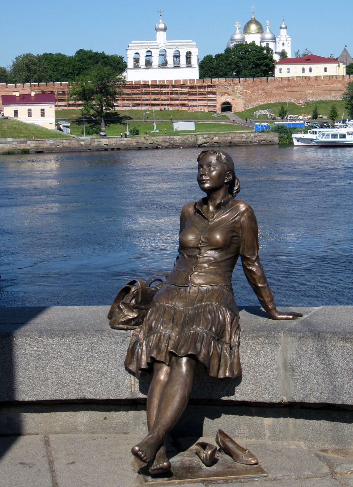 Великий Новгород памятник туристке
