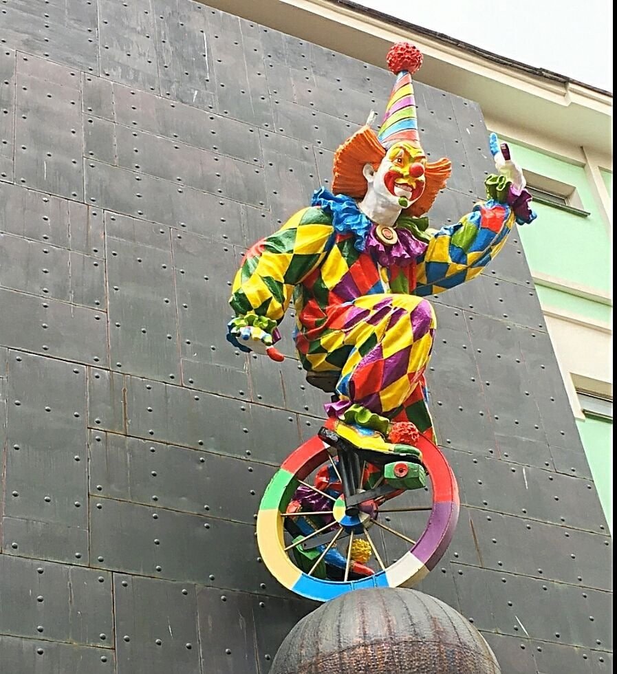 Лошадь клоун скульптура