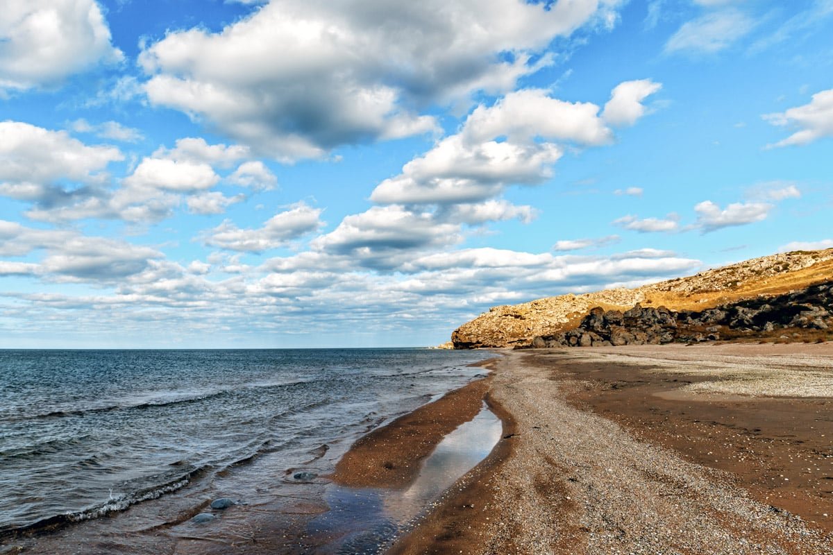 Скалистый берег на берегу Азовского моря
