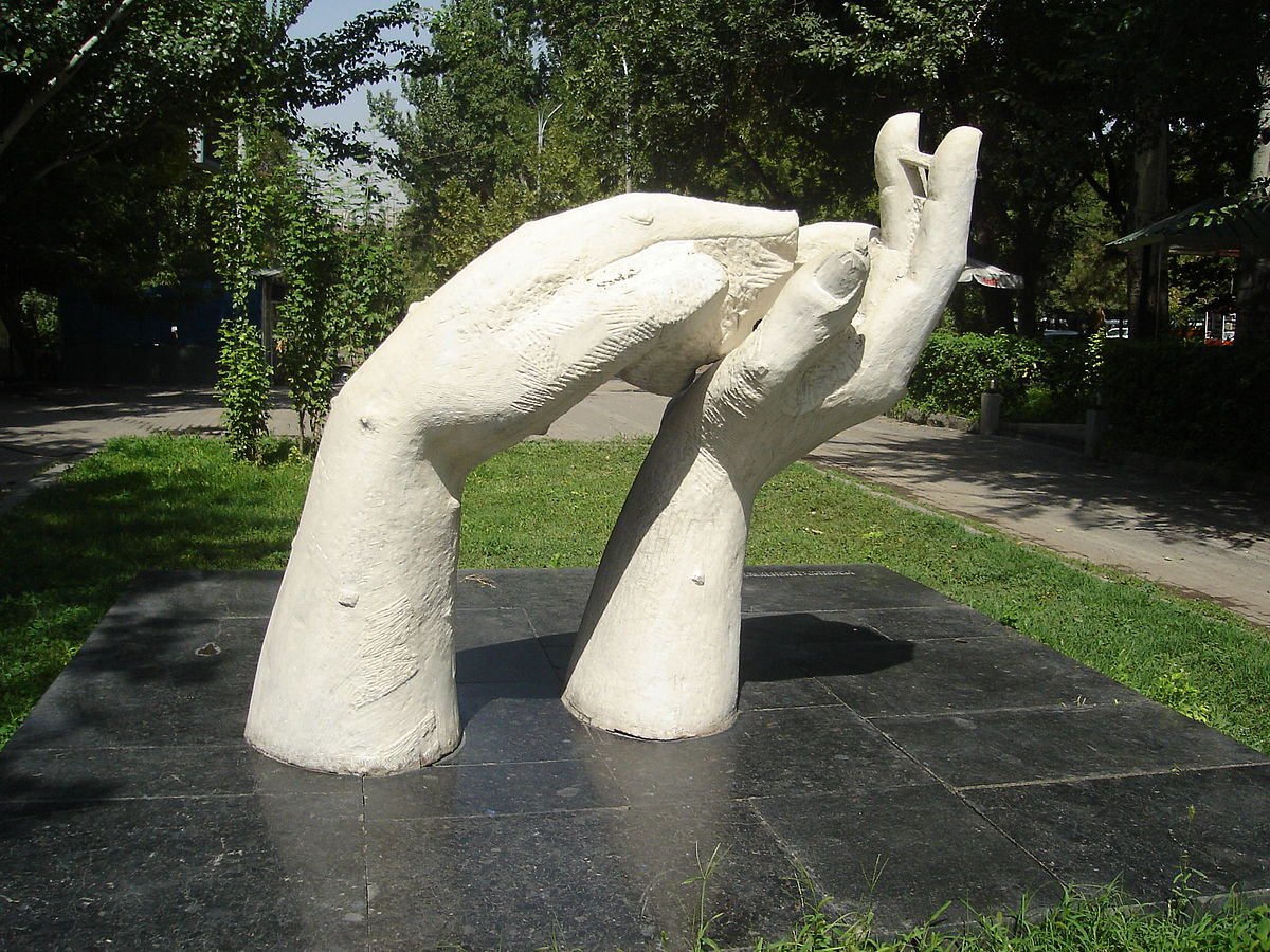 Памятник руки в Ереване