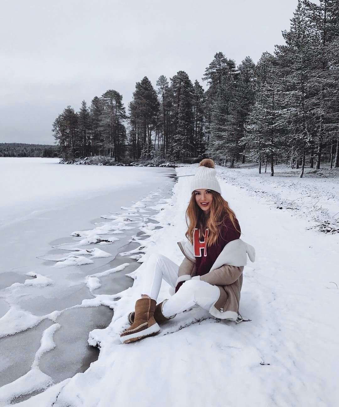 Девушка в снегу