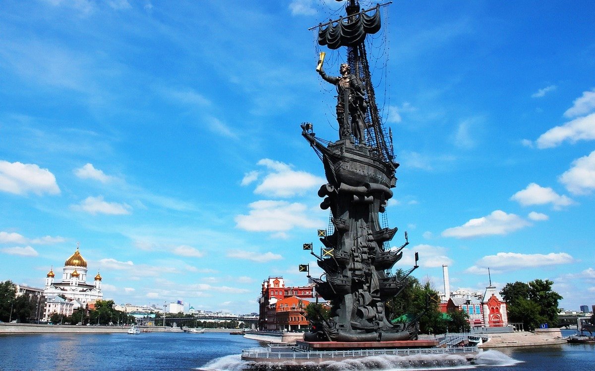 Крымская набережная памятник Петру 1