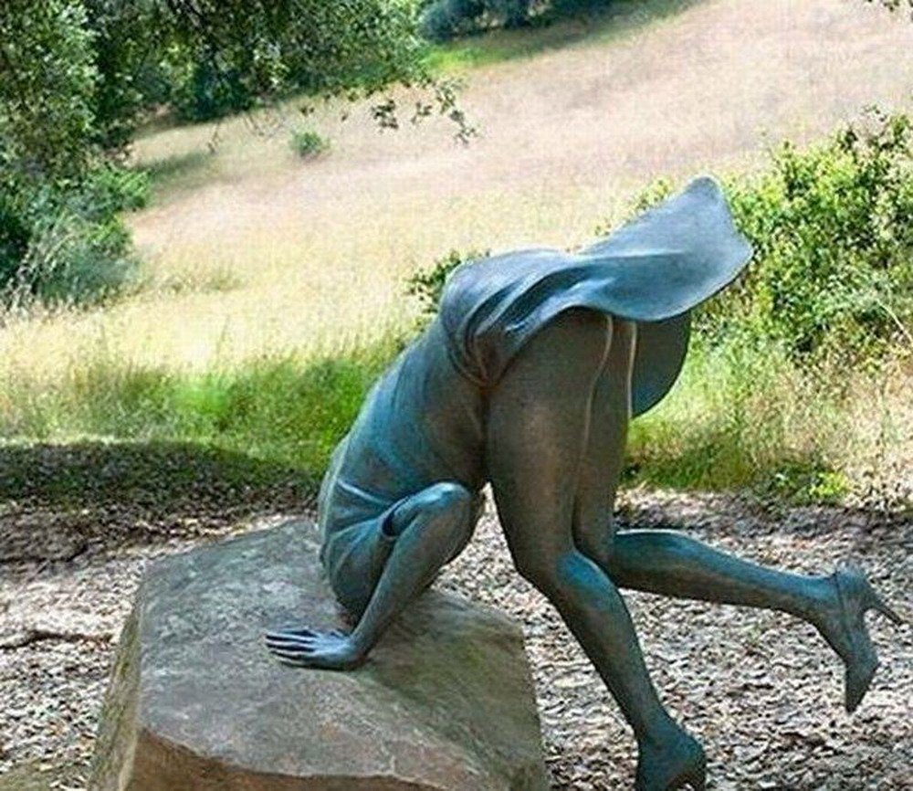 Скульптура женское любопытство