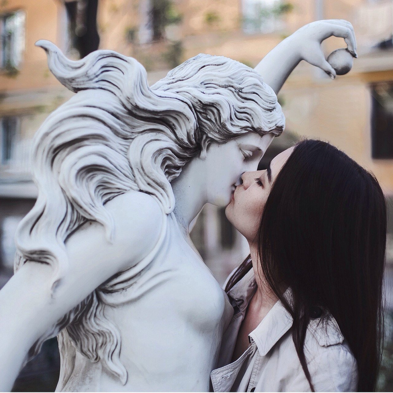 Лезби парень. Агалматофилия (agalmatophilia. Статуя девушки. Поцелуй со статуей. Поцелуй со статуей Эстетика.