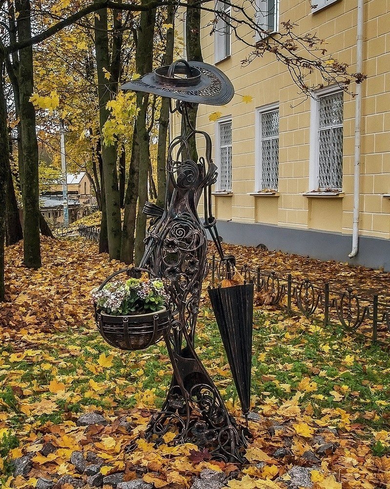 Памятник незнакомке Гатчина