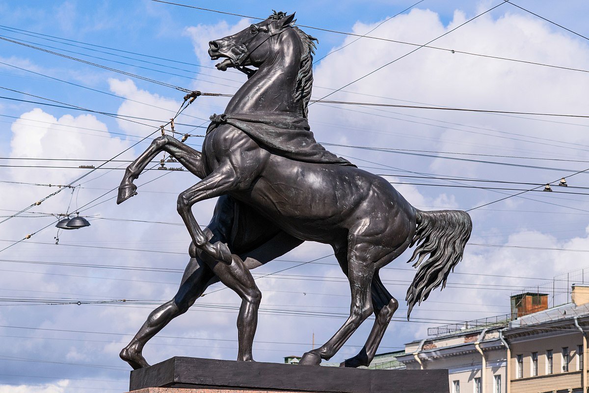 Скульптуры на Аничковом мосту в Санкт-Петербурге