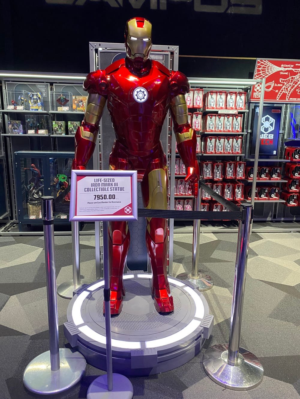 Iron man статуя